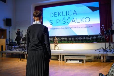Deklica s piščalko-35
